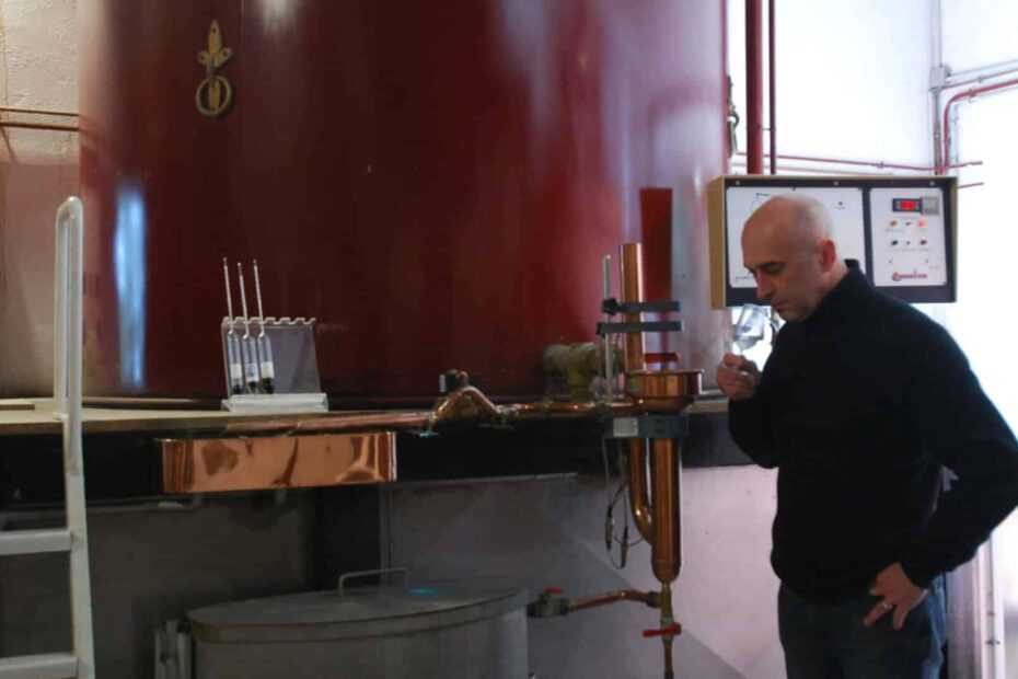 Distillateur dégustant son eau-de-vie de cognac pendant la distillation