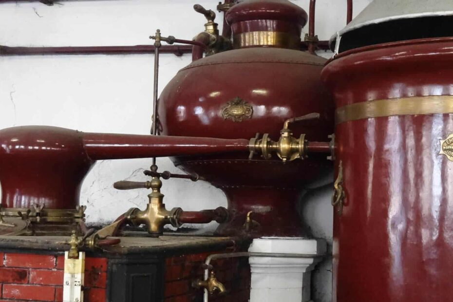 Vieil alambic à tête de maure chauffé au bois pour le cognac