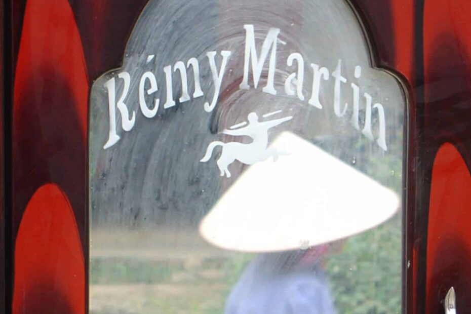 Le Centaure de Rémy Martin décore une armoire au Vietnam