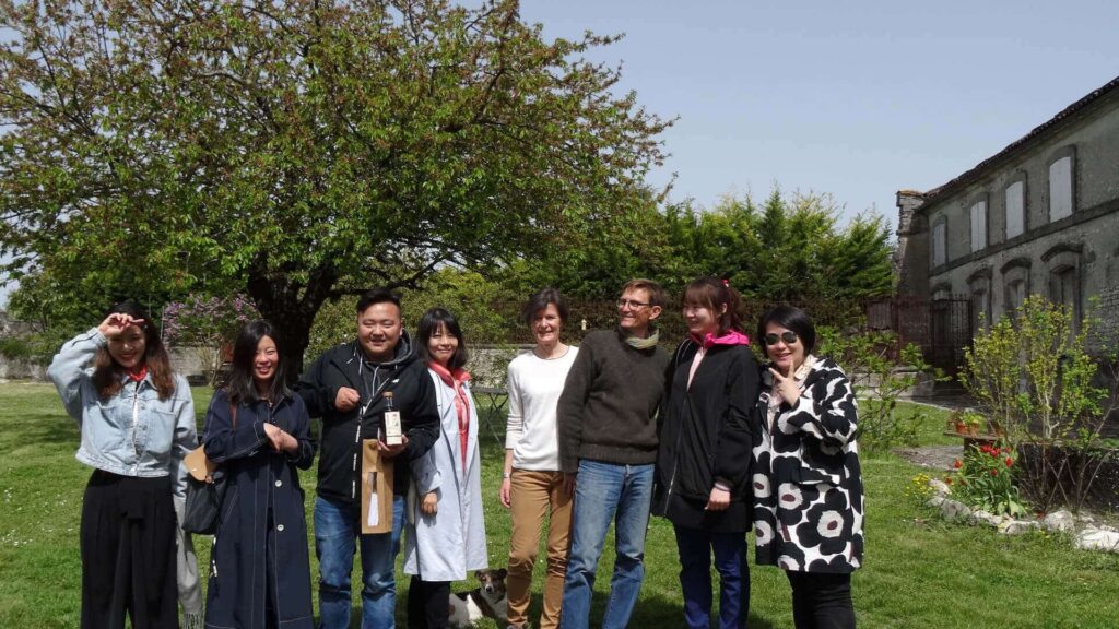 Let your foreign visitors meet the artisans of the Cognac vineyards